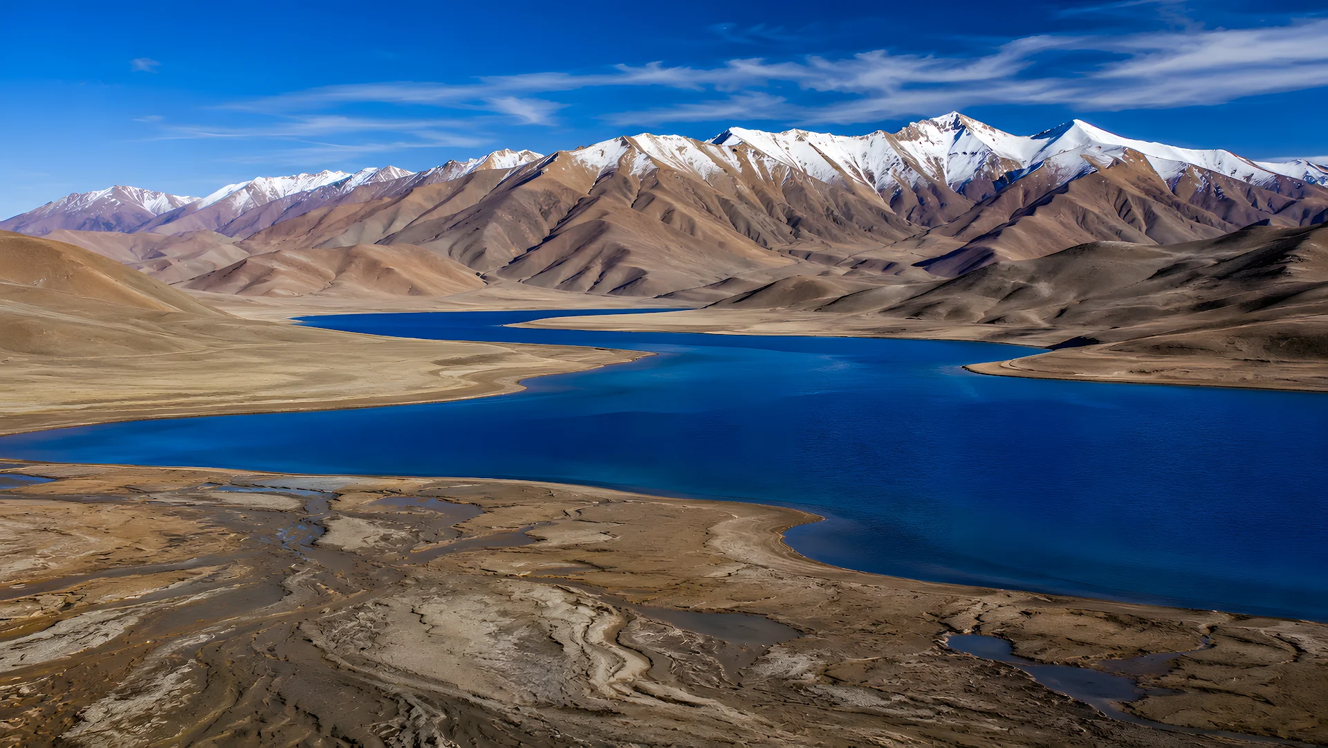 Deep blue alpine lake bordered by arid mountain range - Free 4K desktop Wallpaper