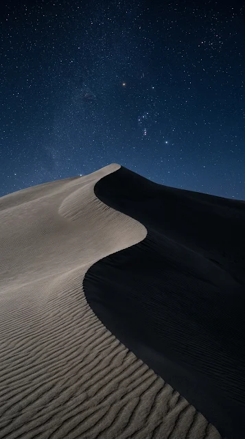 Minimalist Sand Dune Crest Under Night Sky - Free 4K & 8K mobile Wallpaper